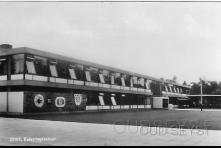 Oranje Nassauln-1965-002.jpg - Het belastingkantoor aan de Oranje Nassaulaan. Het gebouw werd in 2005 afgebroken. Foto gemaakt in 1965.